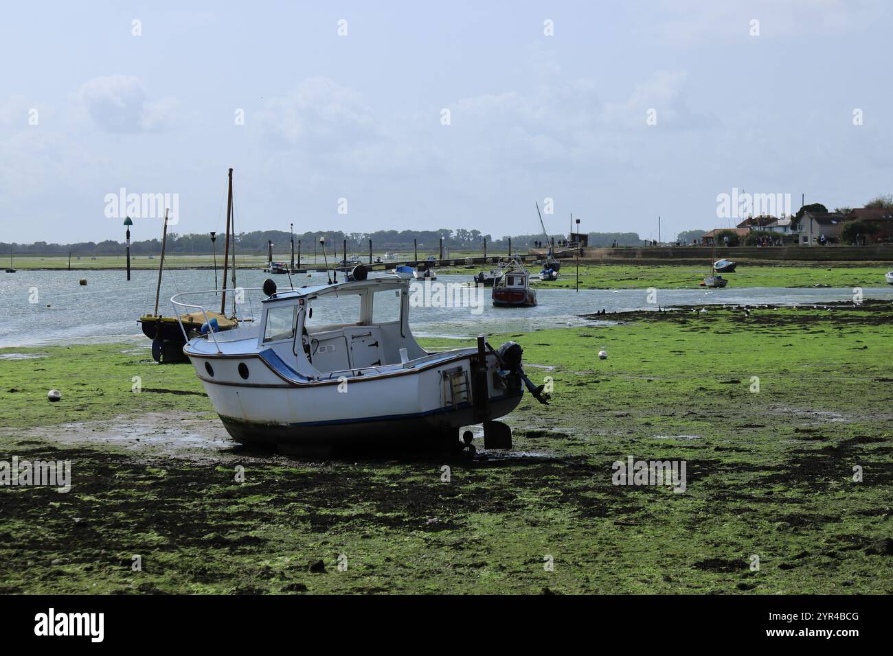 Emsworth, Hampshire, Angleterre. 26 août 2024. Gros plan d'un petit bateau dans le port à marée basse. Banque D'Images