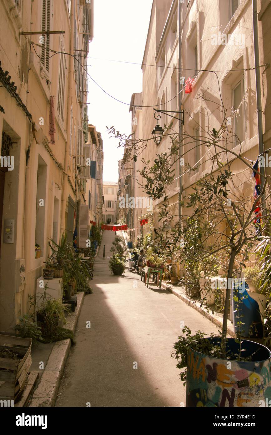 rue étroite verte, urbaine Banque D'Images