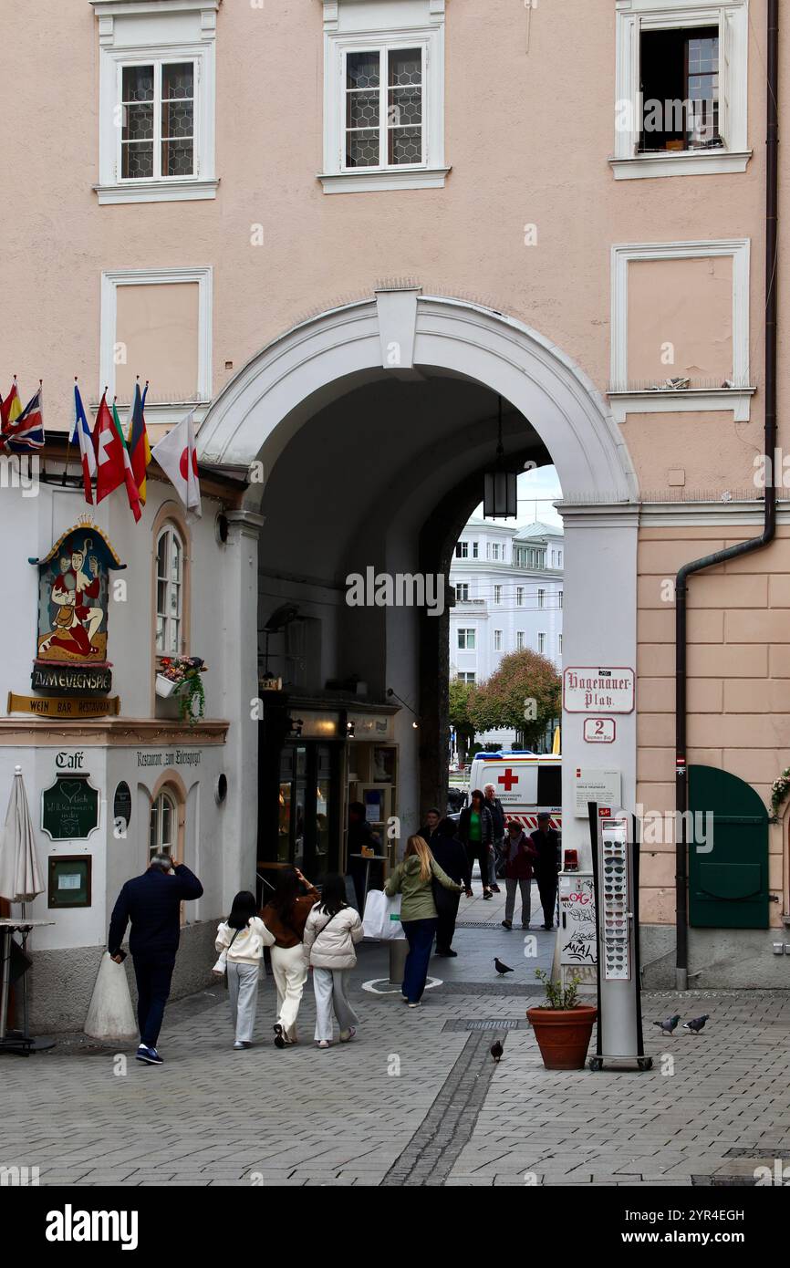 Salzbourg, Autriche - 1er octobre 2024 : Archway historique sur Barenwirt Platz, Salzbourg : porte d'entrée vers les cafés, restaurants et la vie de rue animée Banque D'Images