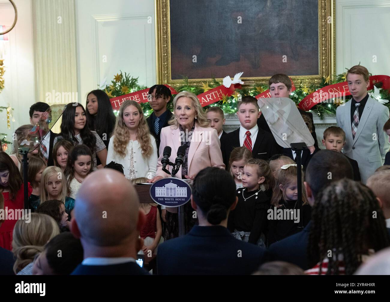 Washington DC, États-Unis. 02 décembre 2024. La première dame Dr Jill Biden, entourée d'enfants de familles de la Garde nationale de tout le pays, fait des remarques aux familles qui sont les premiers membres du public à voir les décorations de Noël de la Maison Blanche 2024, dans le cadre de son initiative « Join Forces », suite à l'avant-première de l'ornementation dans la salle à manger d'État du White Housein Washington, DC, lundi 2 décembre 2024. Le thème des fêtes de cette année est « Une saison de paix et de lumière ». Dr Credit : UPI/Alamy Live News Banque D'Images