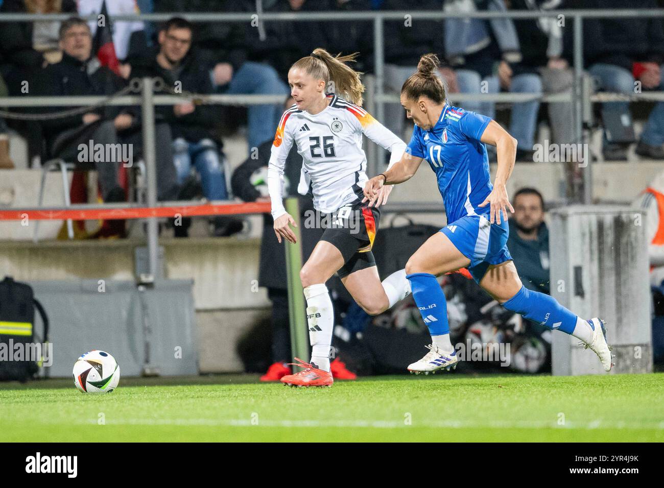 02.12.2024, Fussball : Laenderspiel Frauen, saison 2024/2025, Deutschland - Italien im Vonovia Ruhrstadion in Bochum. ZWEIKAMPF zwischen Vivien Endemann (Deutschland, #26) und Lisa Boattin Italien, #17). Wichtiger Hinweis : Gemaess den Vorgaben der FIFA bzw. Der UEFA ist es untersagt, in dem Stadion und/oder vom Spiel angefertigte Fotoaufnahmen in Form von Sequenzbildern und/oder videoaehnlichen Fotostrecken zu verwerten bzw. verwerten zu lassen. Foto : Kirchner-Media/TH Banque D'Images