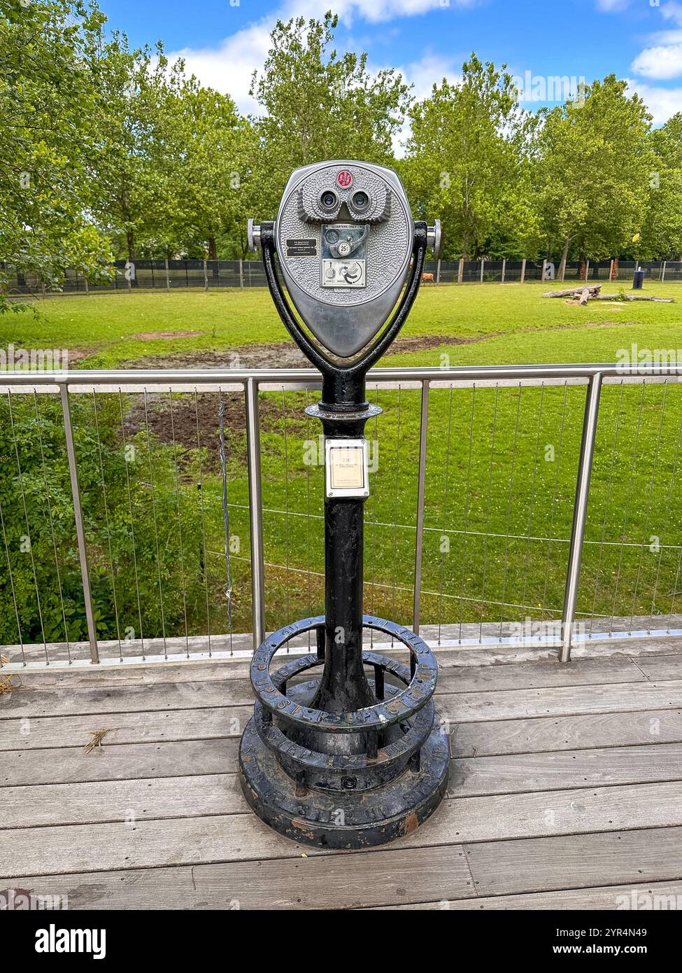 Un viseur touristique au zoo pour observer les animaux, New Jersey, USA, 13 juillet 2025 Banque D'Images