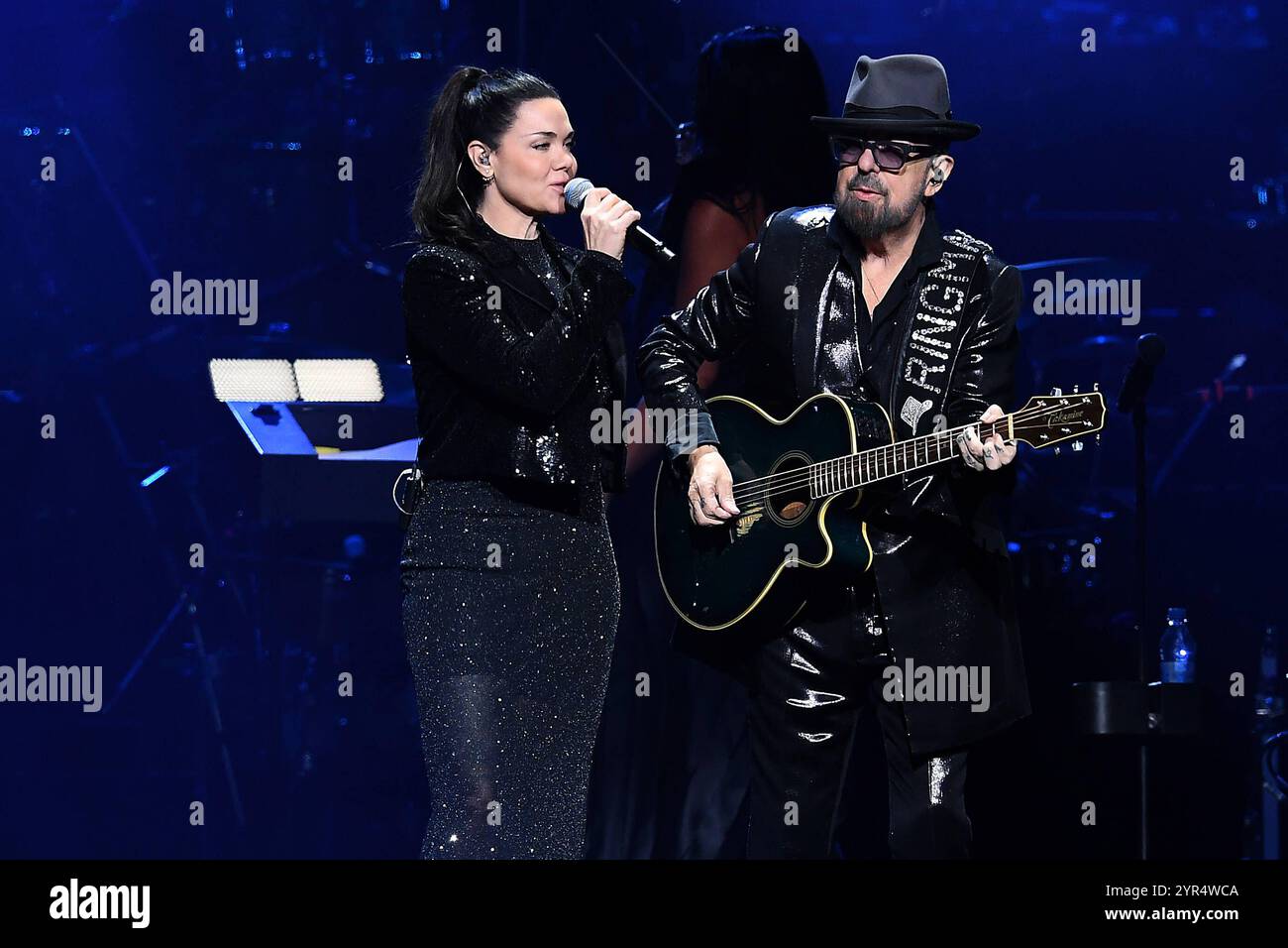 Nuit des Proms AM 01.12.2024 in der Rudolf Weber-Arena in Oberhausen Die australische Singer-Sonwriterin Vanessa Amorosi und der britischer Musiker, Gitarrist, Komponist und Produzent David Allan Dave Stewart Eurythmics stehen AM 01.12.2024 in der Rudolf Weber-Arena in Oberhausen auf der Bühne. Eine kommerzielle Nutzung ist verboten *** nuit des Proms le 01 12 2024 au Rudolf Weber Arena à Oberhausen L'auteur-compositeur-interprète australien Vanessa Amorosi et le musicien, guitariste, compositeur et producteur britannique David Allan Dave Stewart Eurythmics seront sur scène au Rudolf Weber A. Banque D'Images