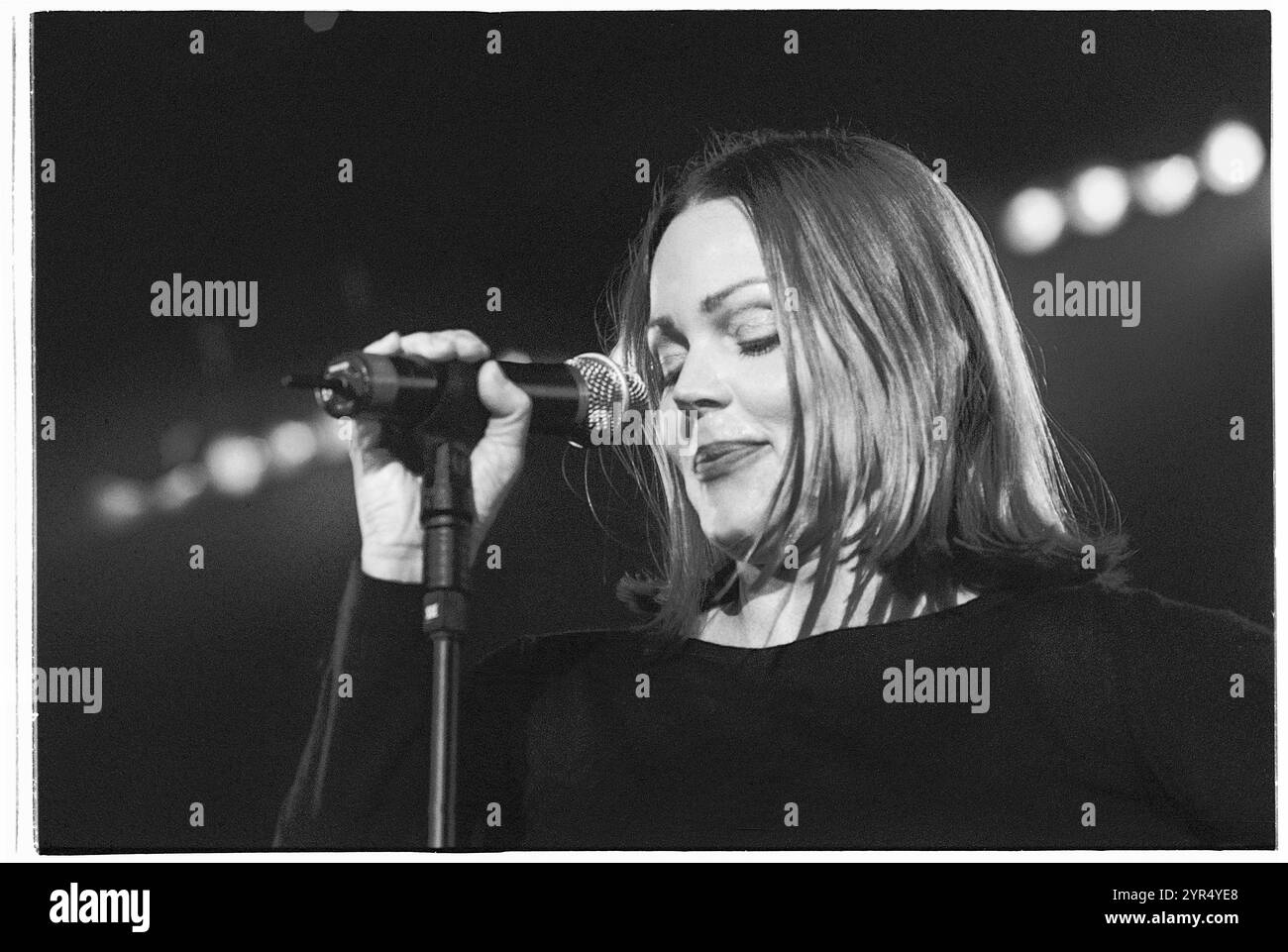 BELINDA CARLISLE, CONCERT, 1999 : Belinda Carlisle, légende de la pop des années 80 jouant en concert à Cardiff International Arena CIA à Cardiff, pays de Galles, Royaume-Uni le 9 décembre 1999. Photo : Rob Watkins. INFO : Belinda Carlisle est une chanteuse et auteur-compositeur américaine, mieux connue comme la chanteuse principale des Go-Go's et pour sa carrière solo réussie. Ses tubes comme Heaven Is a place on Earth mettent en valeur son style pop-rock et sa voix puissante. Banque D'Images