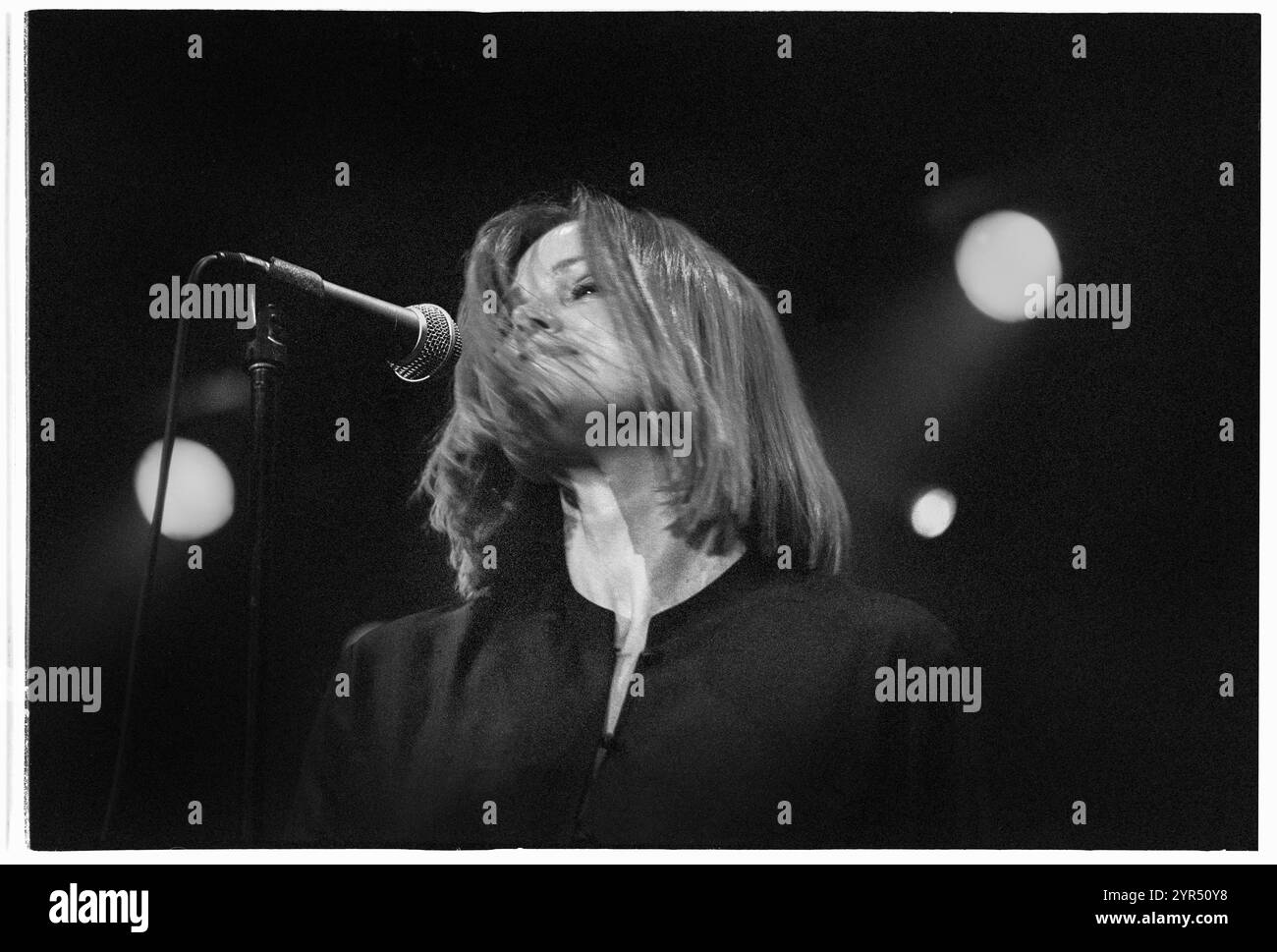 BELINDA CARLISLE, CONCERT, 2002 : Belinda Carlisle, légende de la pop des années 80 jouant en concert à Cardiff International Arena CIA à Cardiff, pays de Galles, Royaume-Uni le 18 avril 2002. Photo : Rob Watkins. INFO : Belinda Carlisle est une chanteuse et auteur-compositeur américaine, mieux connue comme la chanteuse principale des Go-Go's et pour sa carrière solo réussie. Ses tubes comme Heaven Is a place on Earth mettent en valeur son style pop-rock et sa voix puissante. Banque D'Images