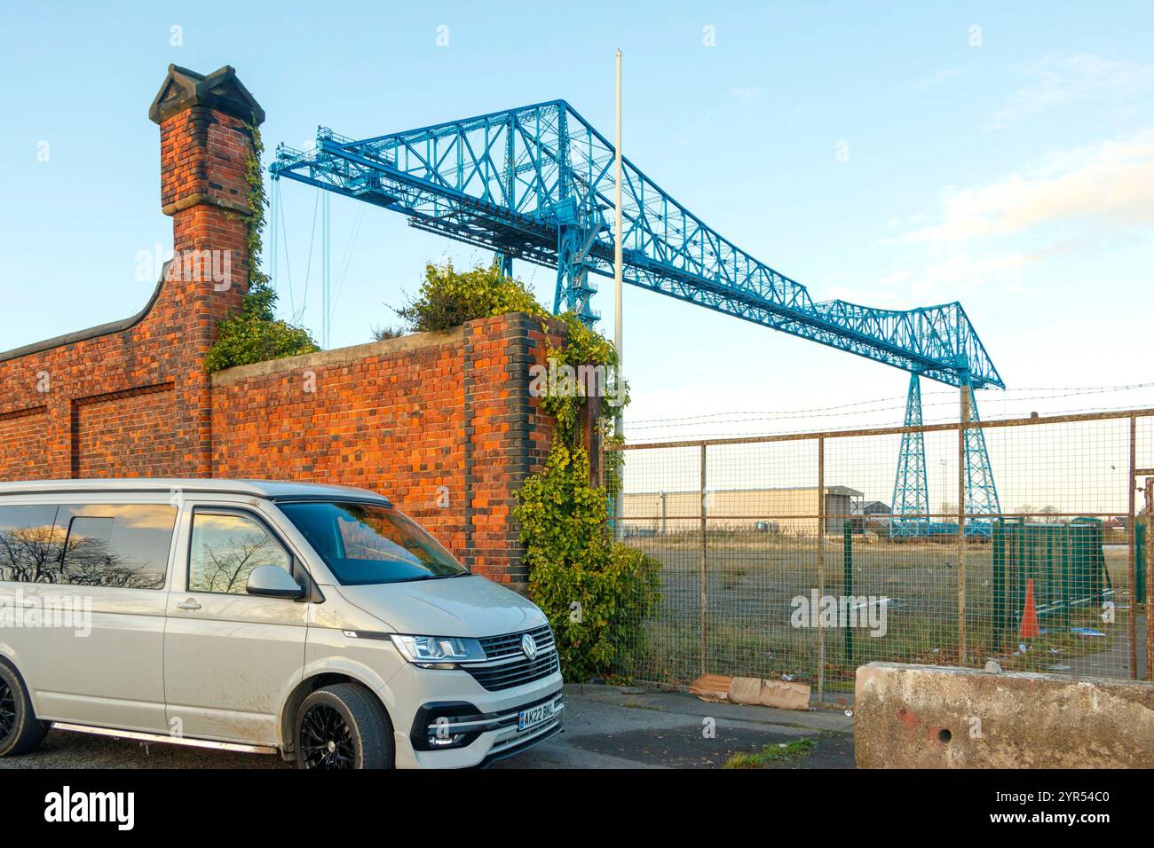 Pont transporteur bleu haut désaffecté avec ciel clair dans le paysage industriel middlesbrough Teesside UK avec volkswagen transporter T6 au premier plan Banque D'Images
