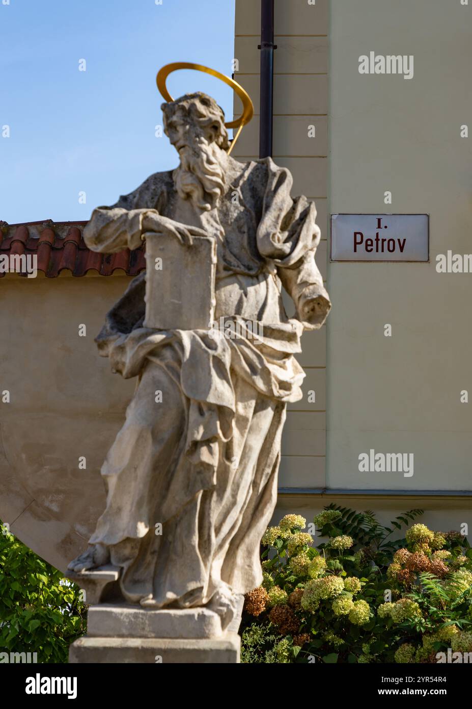 Une photo de la statue de Saint Paul et le panneau de rue Petrov, à côté de la cathédrale, à Brno. Banque D'Images