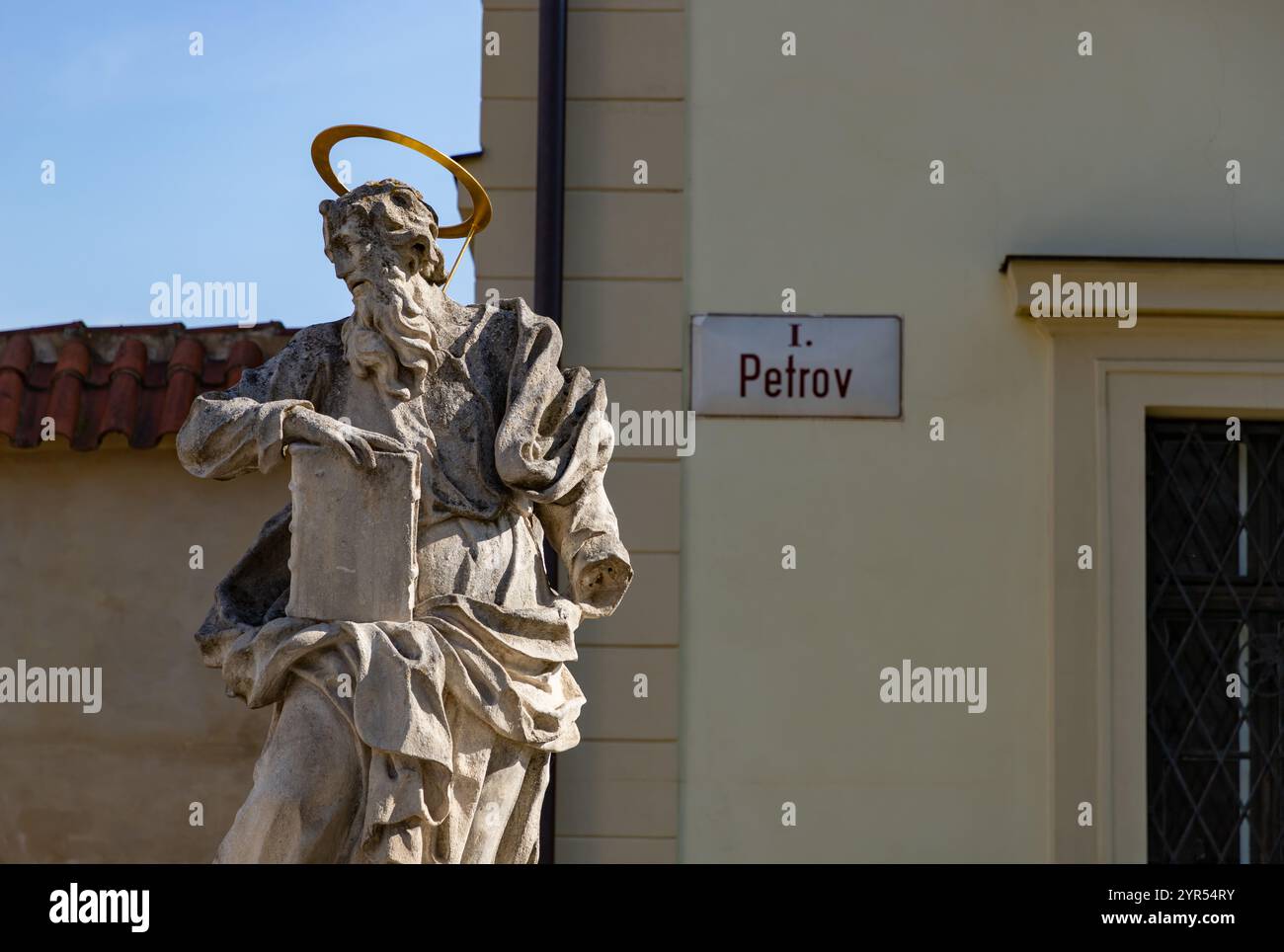 Une photo de la statue de Saint Paul et le panneau de rue Petrov, à côté de la cathédrale, à Brno. Banque D'Images