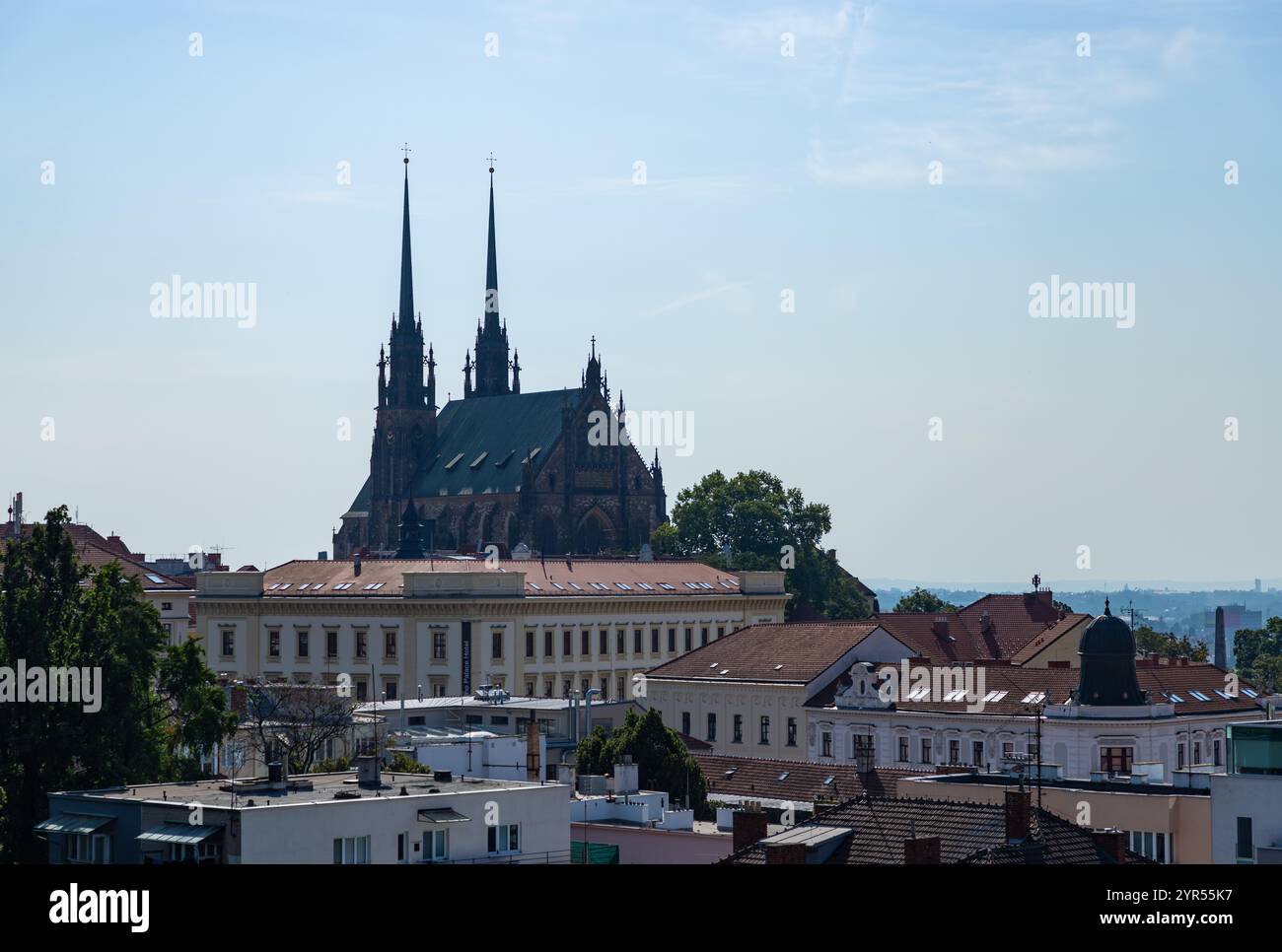 Une image de la cathédrale Saint-Pierre et Paul vue de loin. Banque D'Images