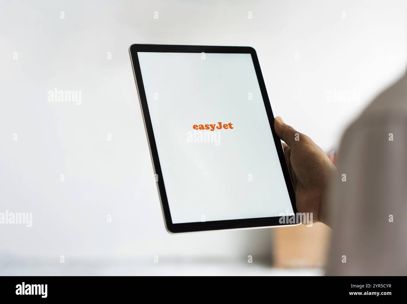 Le logo easyJet est affiché sur iPad. EasyJet plc est un groupe de compagnies aériennes multinationales britanniques à bas prix. Banque D'Images