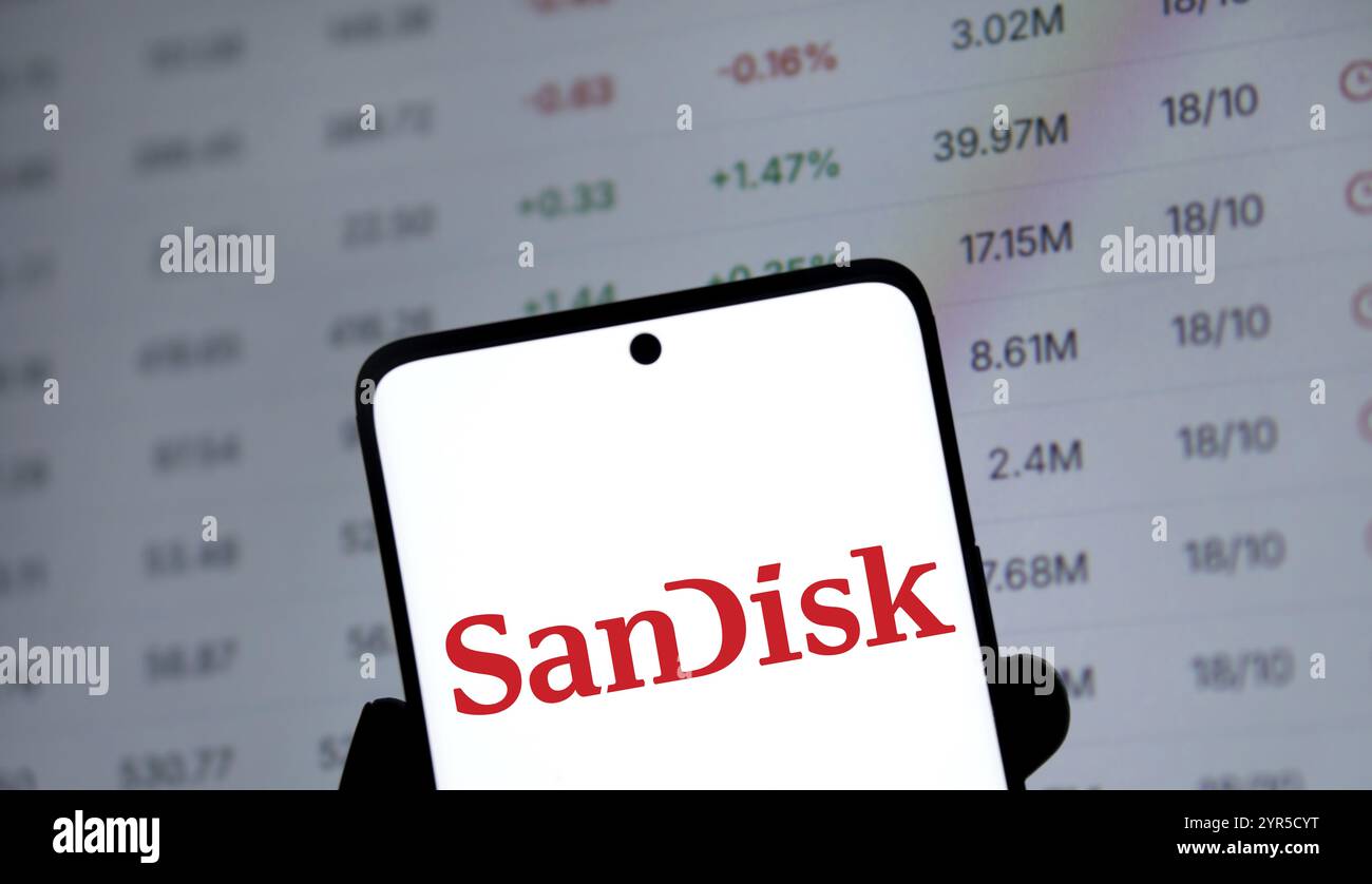 Le logo SanDisk est affiché sur le smartphone. SanDisk LLC est une multinationale américaine de technologie informatique. Banque D'Images