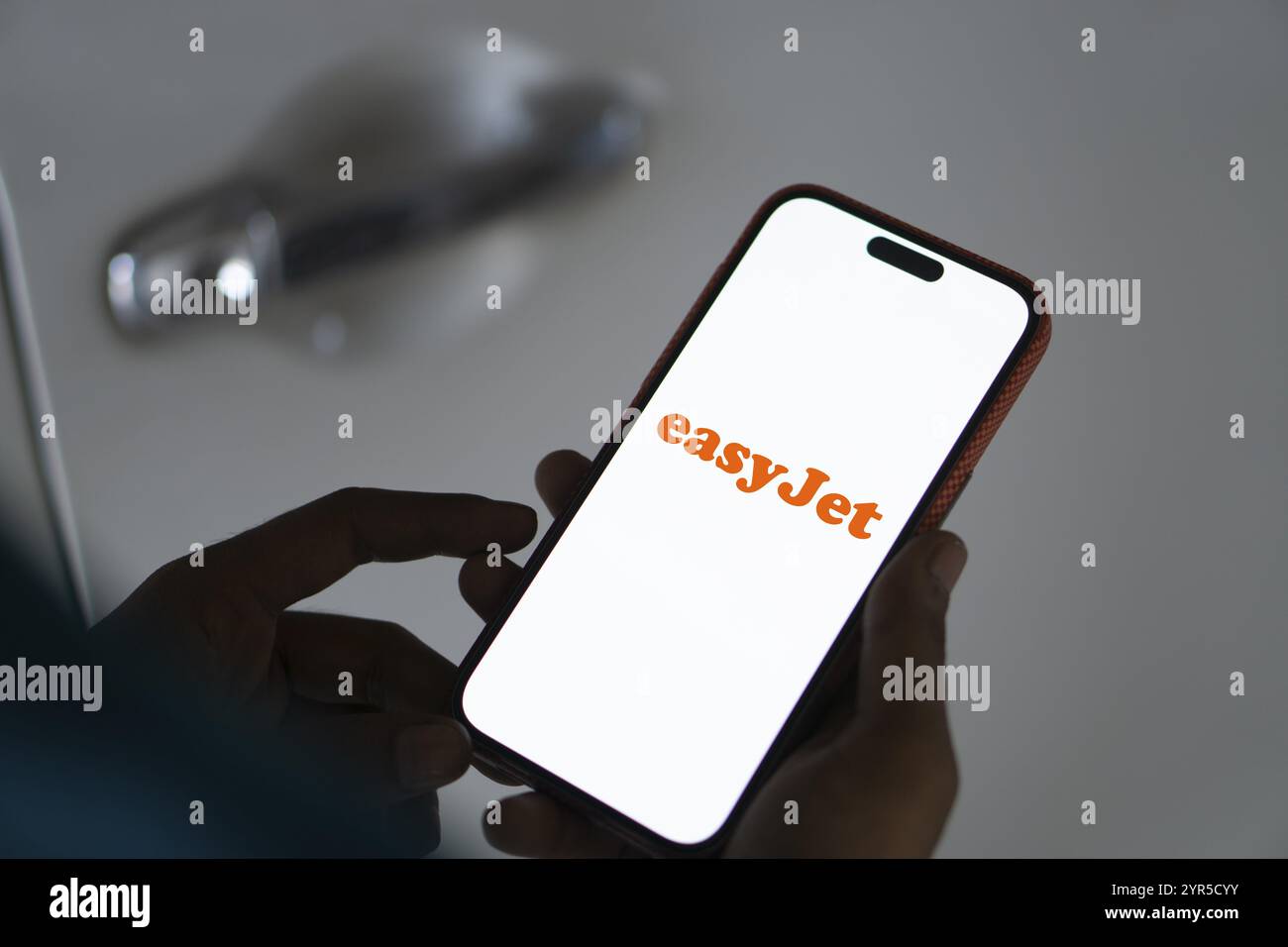 Le logo easyJet est affiché sur le smartphone. EasyJet plc est un groupe de compagnies aériennes multinationales britanniques à bas prix. Banque D'Images