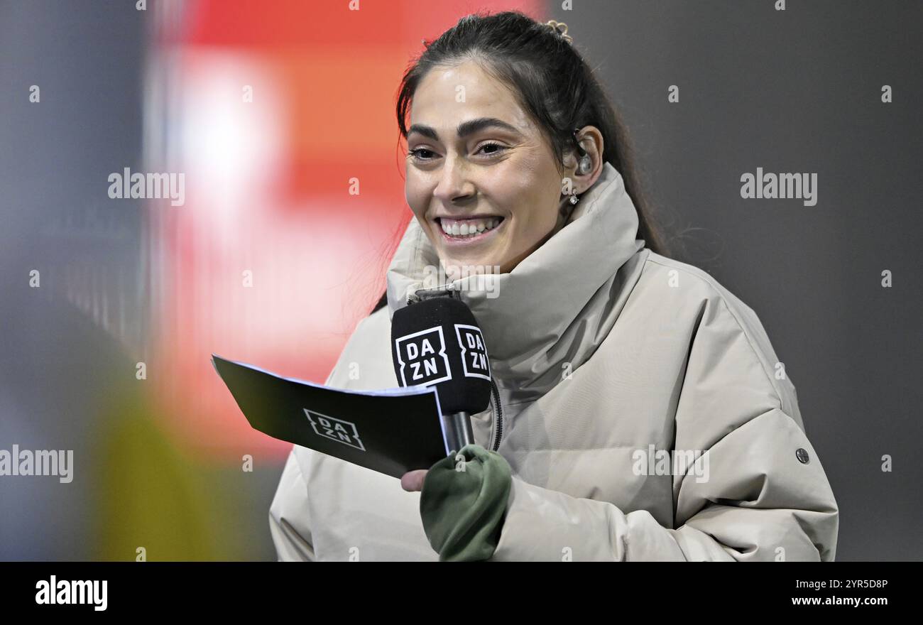 DAZN reporter présentatrice Ann-Sophie Kimmel, portrait, souriant, dans l'interview microphone logo, cartes de présentation, Voith-Arena, Heidenheim, Ba Banque D'Images