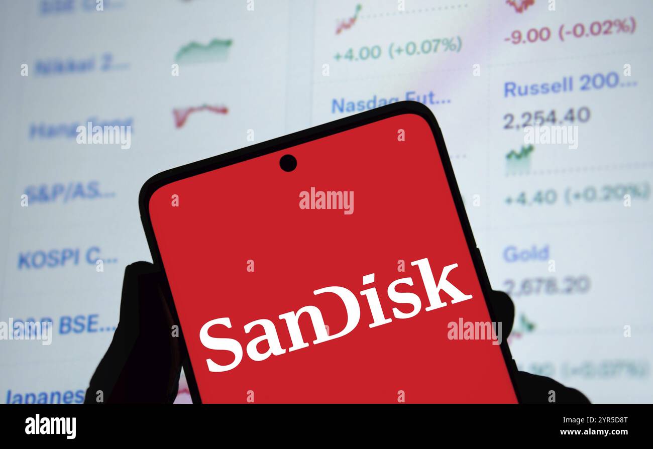 Le logo SanDisk est affiché sur le smartphone. SanDisk LLC est une multinationale américaine de technologie informatique. Banque D'Images