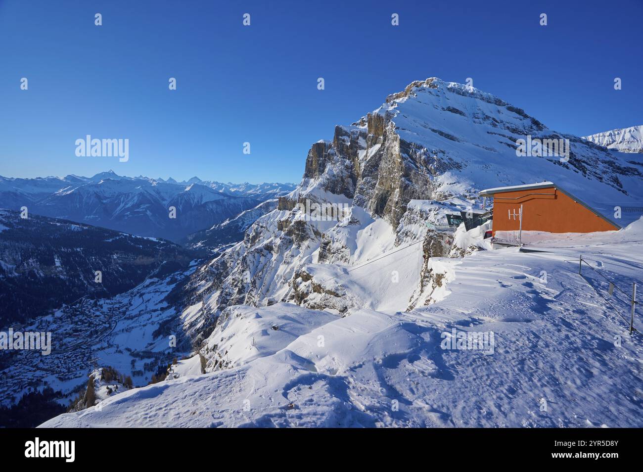 Paysage de montagne enneigé sous un ciel bleu clair, station de montagne, téléphérique de Gemmi, col de Gemmi, Daubenhorn, Leukerbad, Leuk, Valais, Suislan Banque D'Images