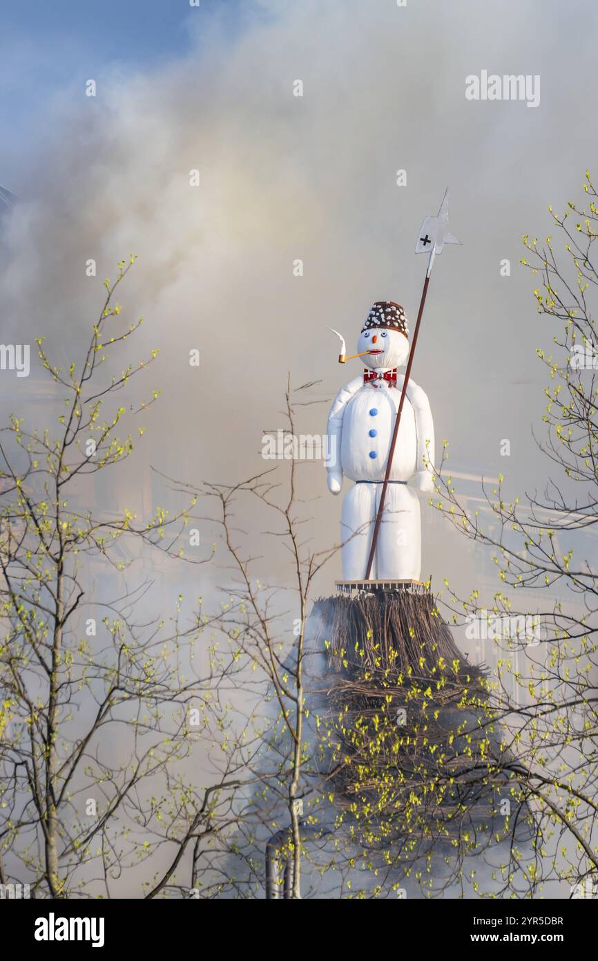 Incendie du Boeoeg, poupée bonhomme de neige, symbole de l'hiver, Sechselaeuten ou Saechsilueuete, Festival du printemps de Zurich, Sechselaeutenplatz Zurich, Suisla Banque D'Images