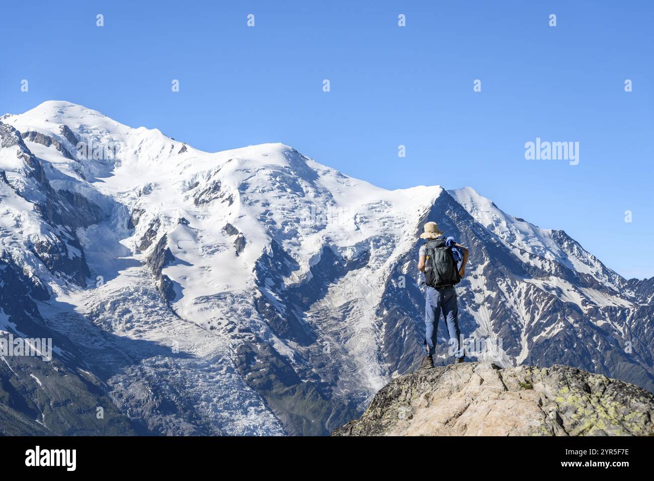 Alpiniste devant le sommet glaciaire du Mont Blanc, massif du Mont Blanc, aiguilles rouges, Chamonix-Mont-Blanc, haute-Savoie, France, Europe Banque D'Images