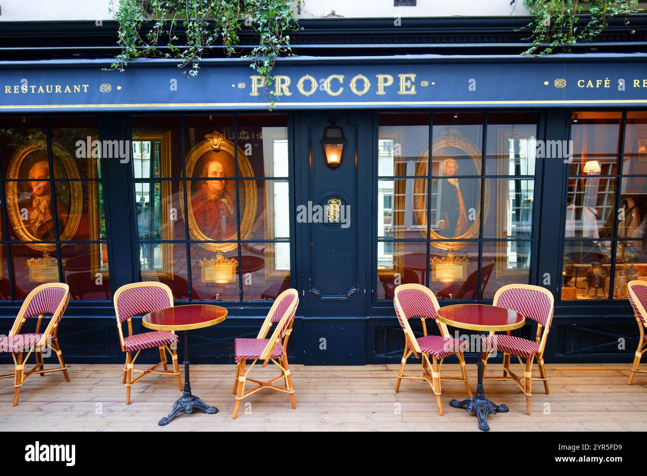 PARIS, FRANCE -30 novembre 2024 : historique Café Procope est le plus ancien restaurant de Paris en opération continue - il a été ouvert en 1686 . Banque D'Images