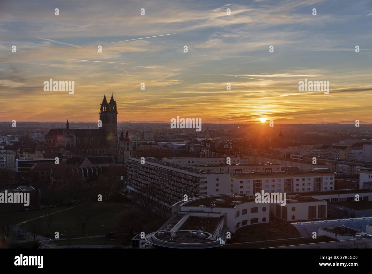 Cathédrale de Magdebourg au coucher du soleil, à droite Hundertwasserhaus, devant Kloster Unser Lieben Frauen, Magdebourg, Saxe-Anhalt, Allemagne, Europe Banque D'Images