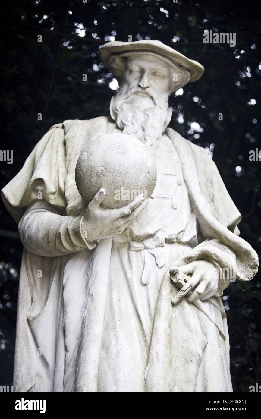 Sculpture de Gerhard Mercator en marbre de Carrare dans le jardin de sculptures de la petite place Zabel, Square du petit Sablon, Bruxelles, Belgique, Europe Banque D'Images