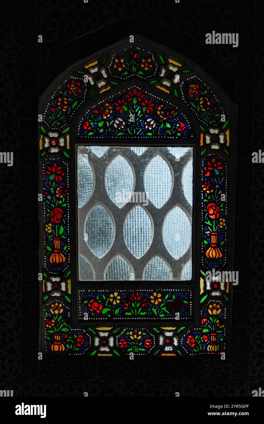 Istanbul, Turkiye : vue rapprochée de la fenêtre avec des vitraux floraux colorés dans le palais Topkapi, Turquie. Banque D'Images