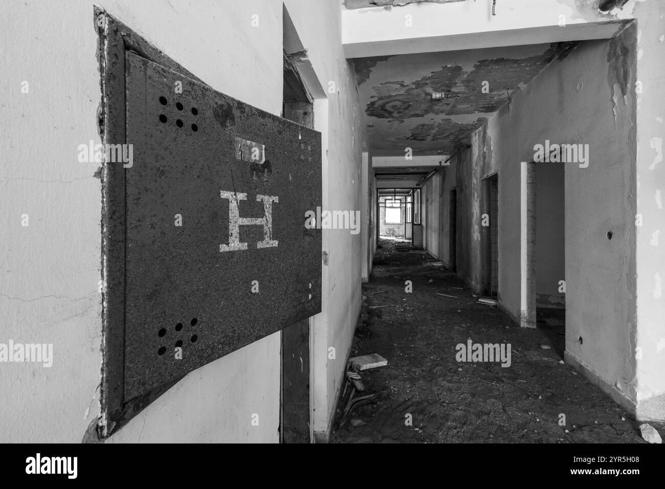 Couloir sombre dans un bâtiment abandonné, murs endommagés, portes ouvertes, lieu perdu, Lastovo, Neretva, Croatie, Europe Banque D'Images