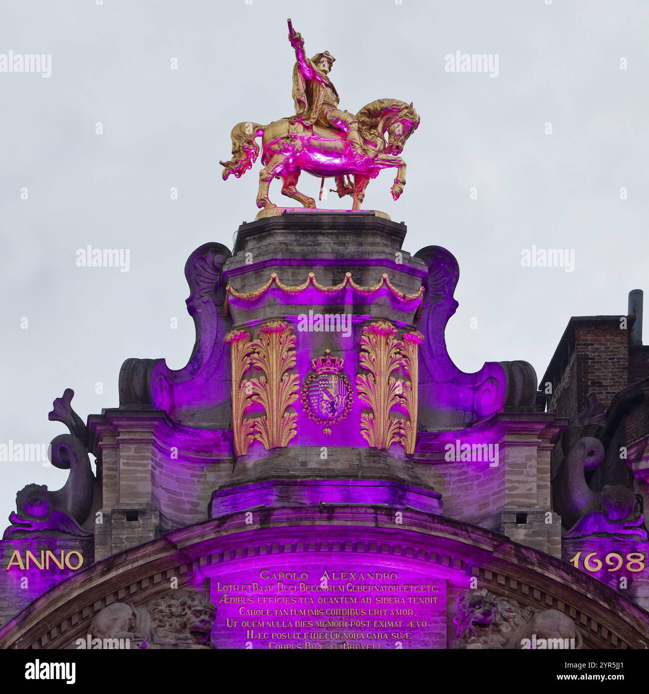 Le cavalier d'or illuminé Charles de Lorraine sur le guildhall L'arbre d'Or, Guilde des brasseurs, Grand-place, Grote Markt, Bruxelles, Belgique, Euro Banque D'Images