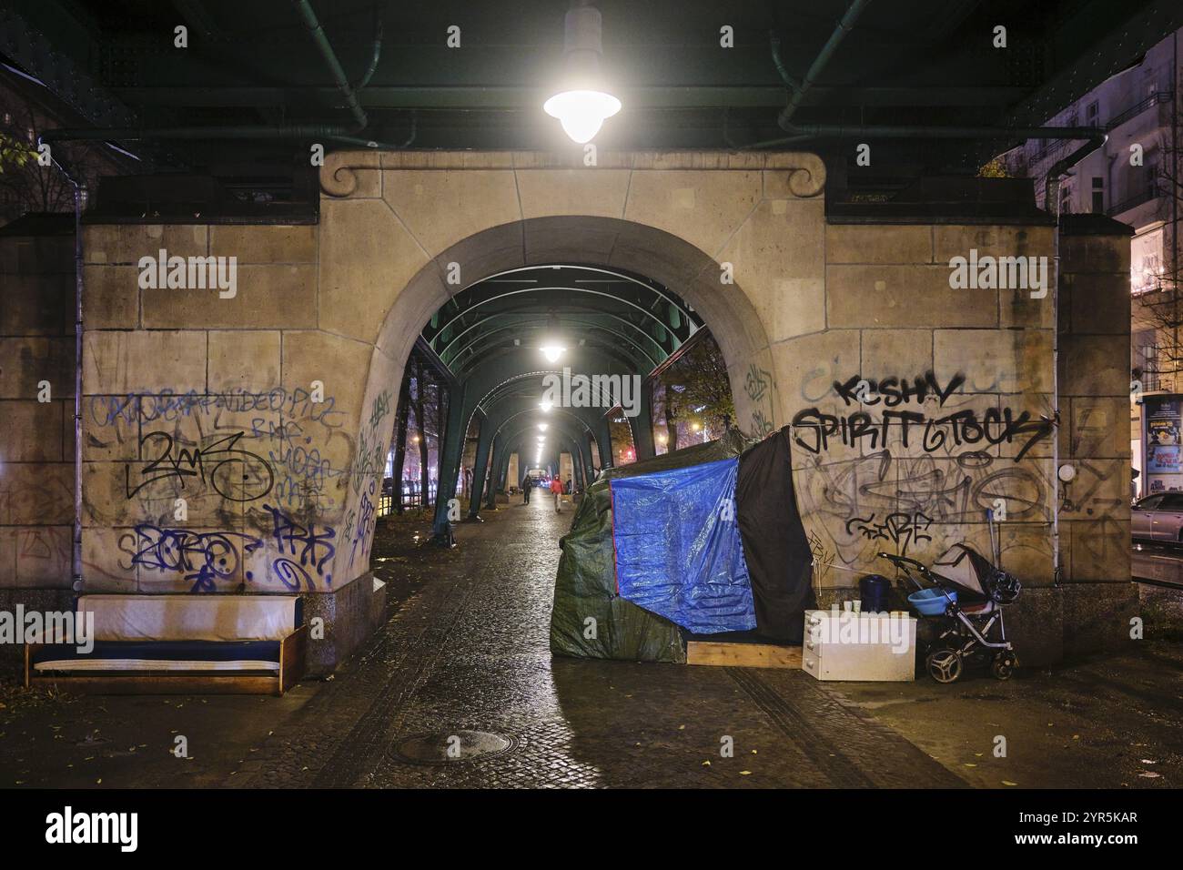 Allemagne, Berlin, 19.11.2024, camp de sans-abri sous le viaduc souterrain (Magistratsschirm), Schoenhauser Allee, tente de fortune, poussette, fauteuil, banc Banque D'Images