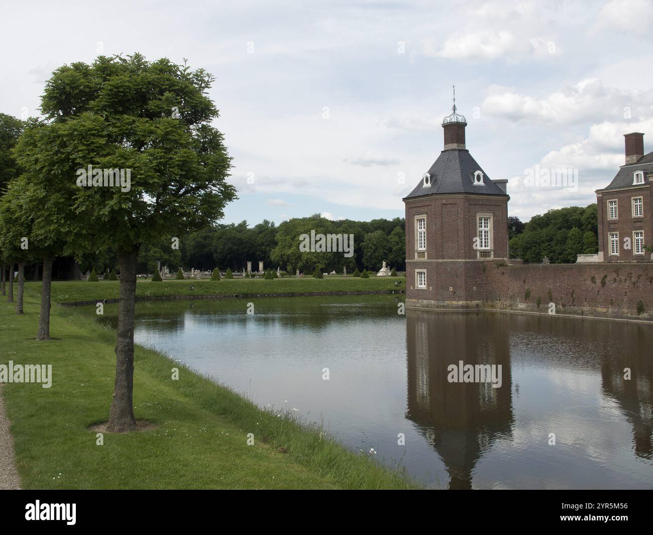 Partie d'un château avec des douves et un environnement verdoyant, nordkirchen, westphalie, muensterland Banque D'Images