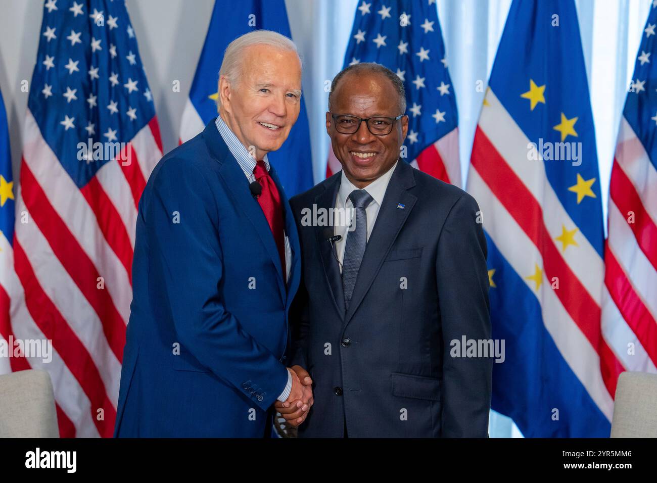 Espargos, Cap-Vert. 02 décembre 2024. Le président américain Joe Biden, à gauche, serre la main au premier ministre du Cap-Vert, Ulisses Correia e Silva, à droite, lors d’une réunion bilatérale au terminal Safepoint de l’aéroport international Amílcar Cabral, le 2 décembre 2024 à Espargos, Sal Island, Cap-Vert. Crédit : Adam Schultz/White House photo/Alamy Live News Banque D'Images