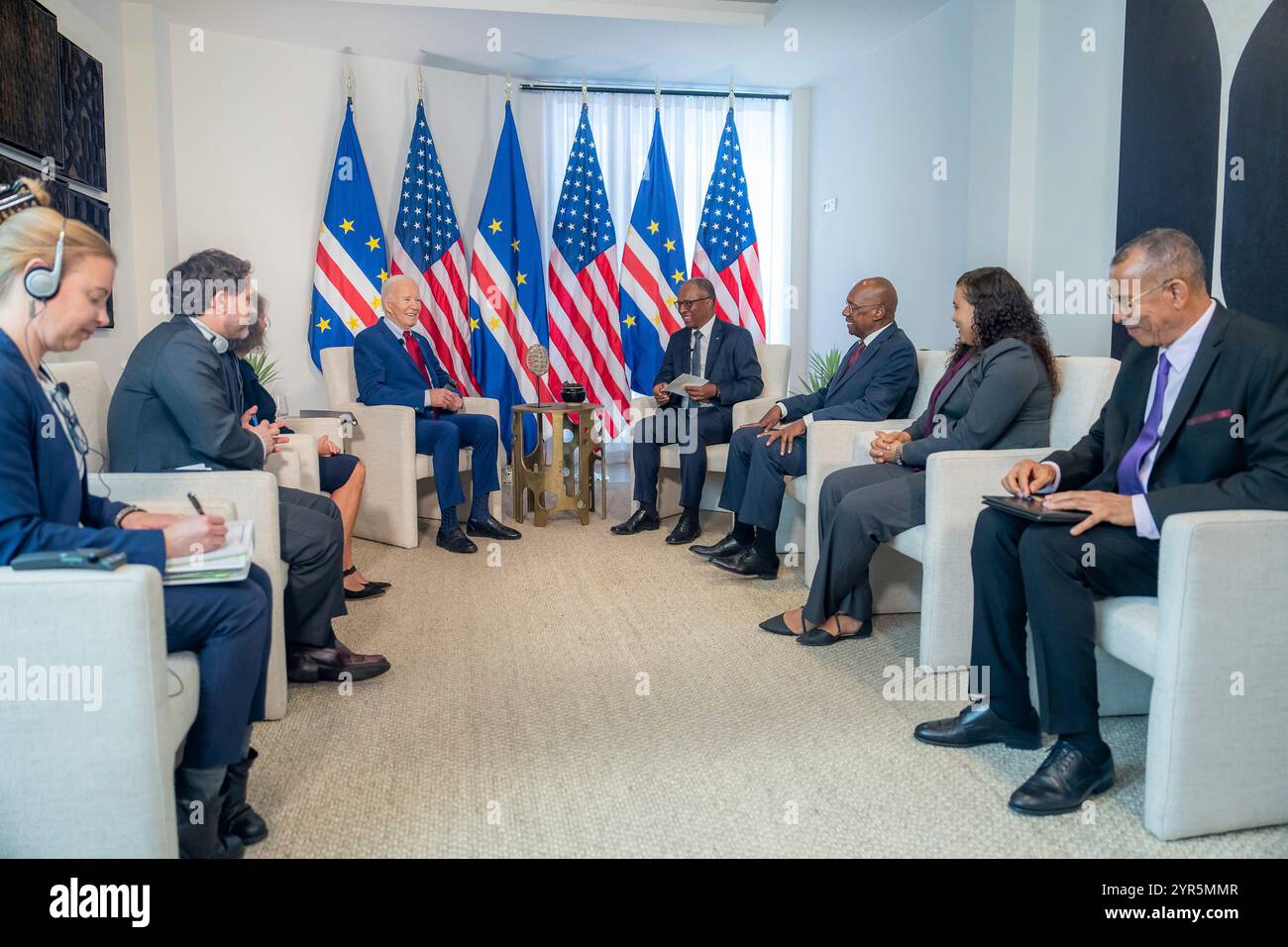 Espargos, Cap-Vert. 02 décembre 2024. Le président américain Joe Biden, à gauche, tient une réunion bilatérale avec le premier ministre du Cap-Vert, Ulisses Correia e Silva, à droite, à l'aéroport international de Amílcar Cabral, le 2 décembre 2024 à Espargos, dans l'île de Sal, au Cap-Vert. Crédit : Adam Schultz/White House photo/Alamy Live News Banque D'Images