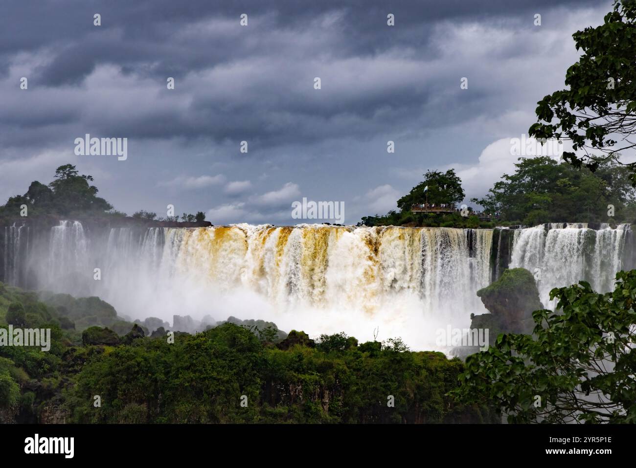 Ciels gris au-dessus de la gorge des diables, chutes d'Iguazu, la plus haute chute de la cascade ; chutes d'Iguazu côté Argentine, paysage argentin, Amérique du Sud Banque D'Images