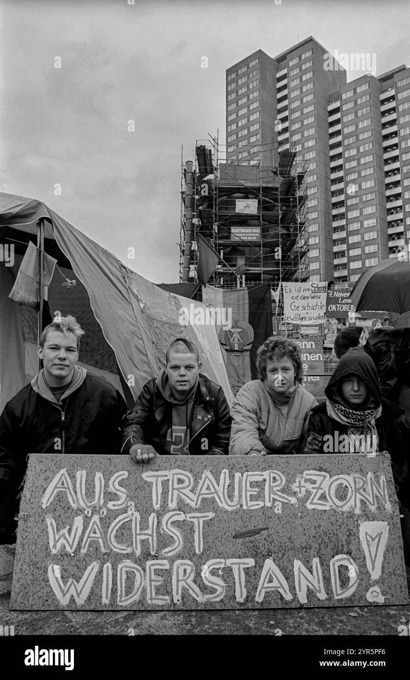 Allemagne, Berlin, 14.12.1991, Demo contre la démolition du monument de Lénine sur Leninplatz, par deuil + colère fait croître la résistance, (la tête est éteinte Banque D'Images