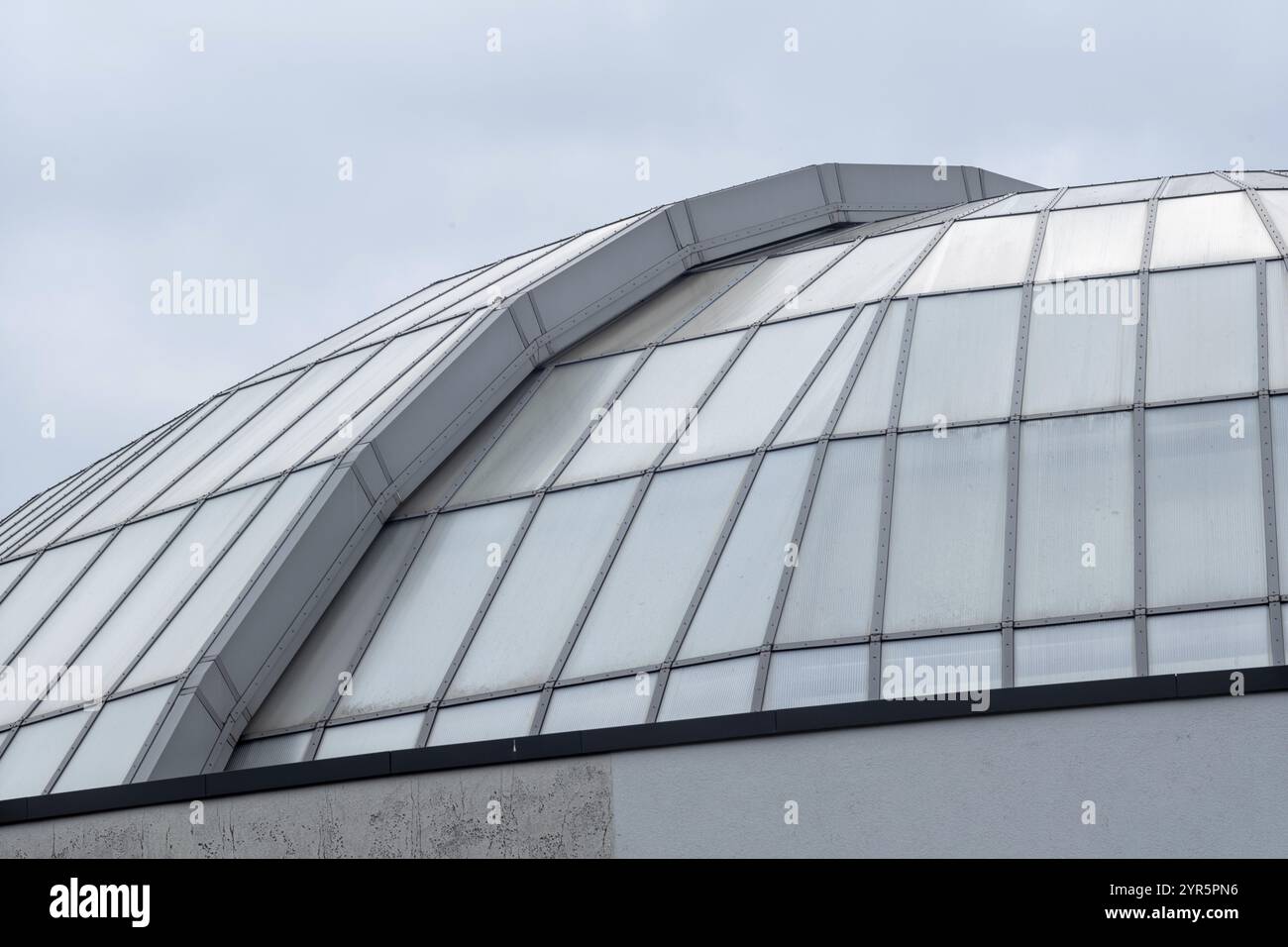 Immeuble de bureaux moderne avec toit métallique Banque D'Images