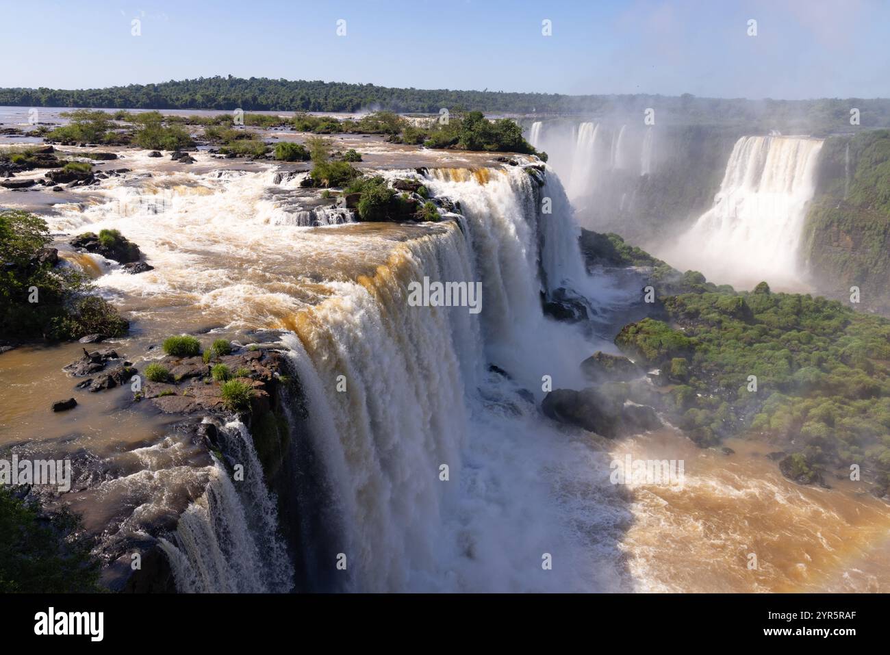 Chutes d'Iguazu côté Brésil, vu d'en haut ; plusieurs cascades dans un paysage naturel ; Brésil Amérique du Sud Banque D'Images