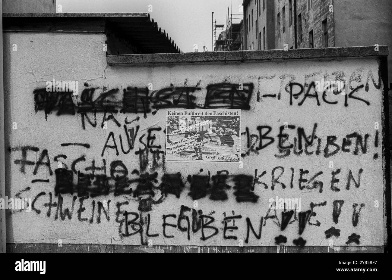 Allemagne, Berlin, 20 octobre 1991, Pfarrstrasse, de nombreuses maisons dans la rue sont occupées par des autonomistes (gauchistes), de l'autre côté de la rue Banque D'Images