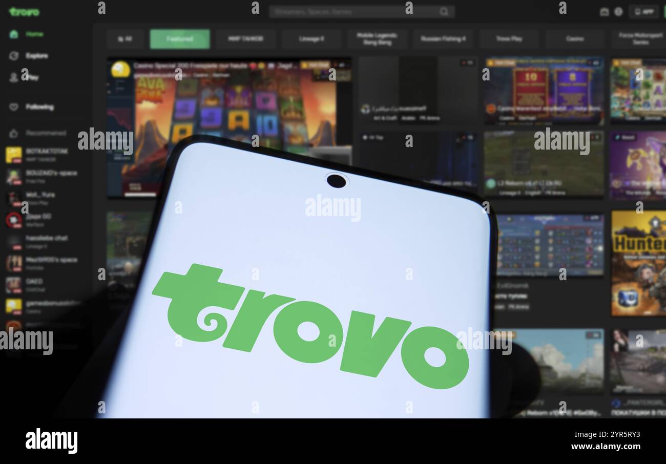 Le logo Trovo est affiché sur le smartphone. Trovo est un service de streaming de jeux vidéo en direct appartenant à Tencent. Banque D'Images