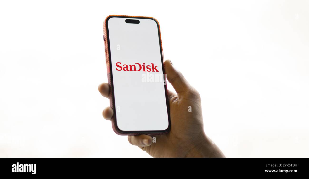 Le logo SanDisk est affiché sur le smartphone. SanDisk LLC est une multinationale américaine de technologie informatique. Banque D'Images