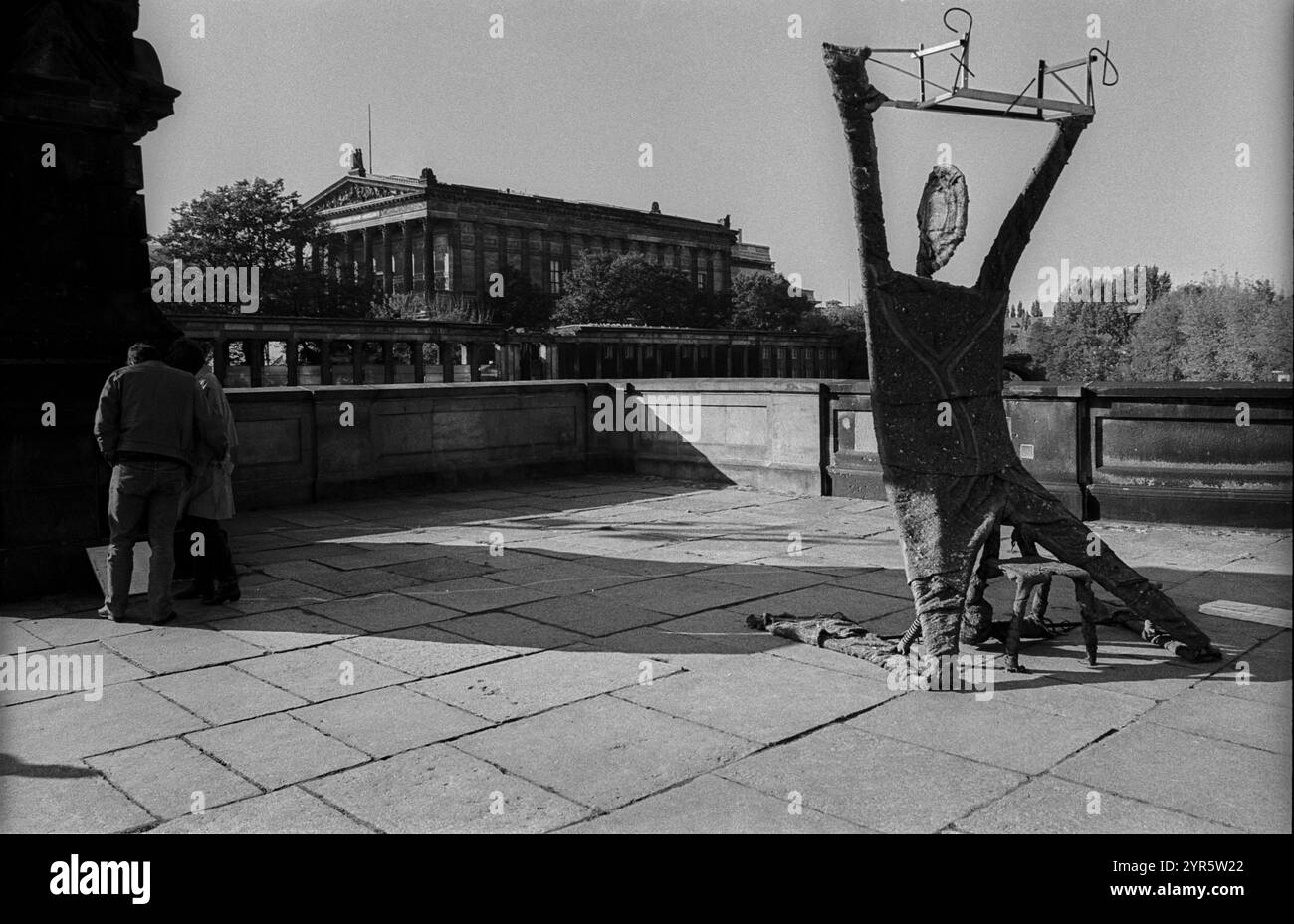 Allemagne, Berlin, 19 octobre 1991, action artistique de Tacheles, sur la Friedrichsbruecke (Galerie nationale) : figure, Europe Banque D'Images