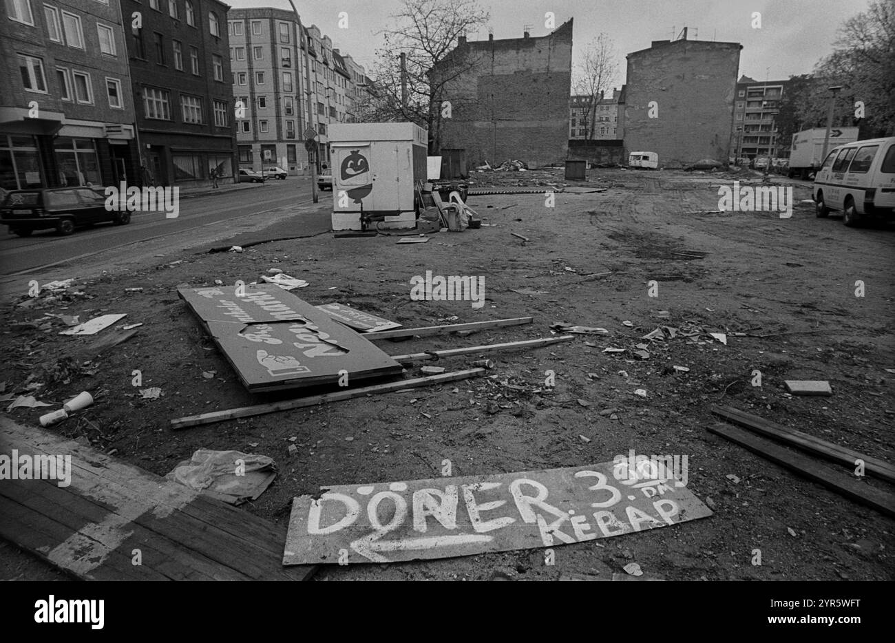 Allemagne, Berlin, 11 novembre 1991, dévastation à l'angle de Rosenthaler Strasse et Kleine Rosenthaler Strasse, peuplement de kebab détruit, Europe Banque D'Images