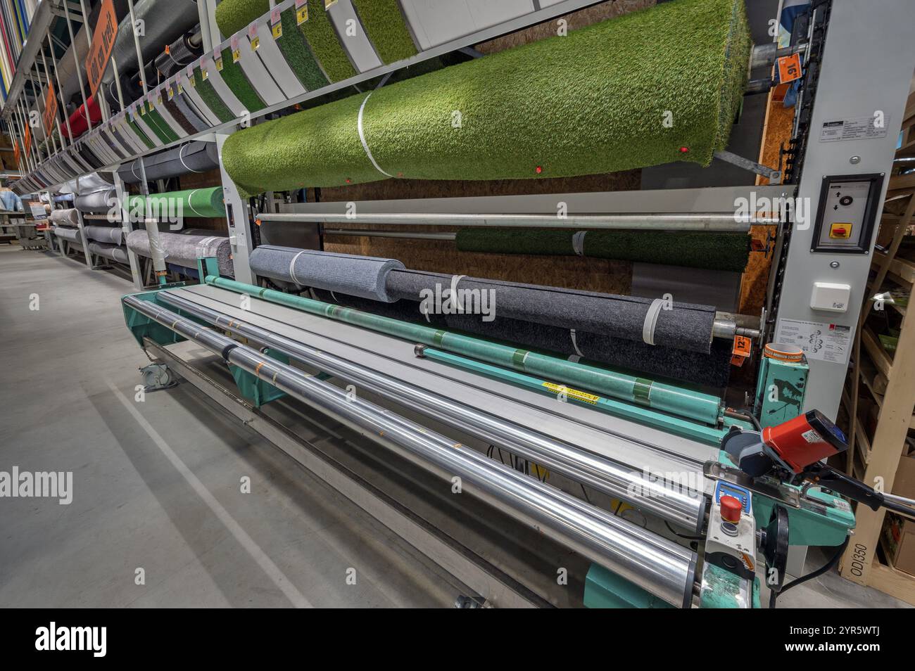 Rouleaux de tapis avec machine de découpe, magasin de bricolage, Kempten, Allgaeu, Bavière, Allemagne, Europe Banque D'Images