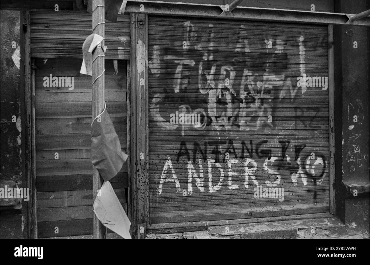 Allemagne, Berlin, 20.10.1991, Pfarrstrasse, dans la rue de nombreuses maisons sont occupées par des autonomistes (gauchistes), de l'autre côté de la rue il y a Banque D'Images