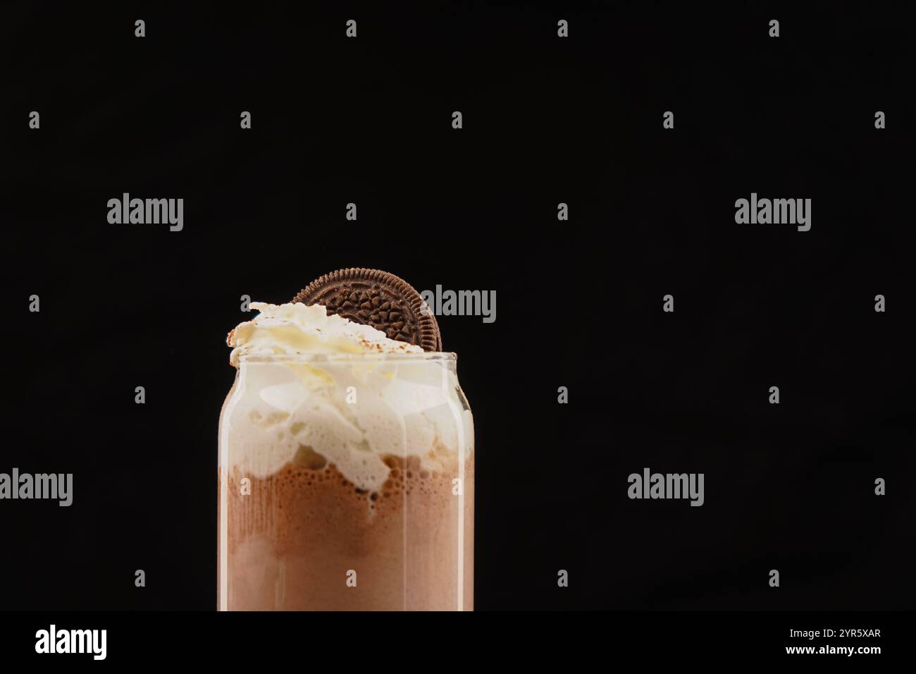 Chocolat riche et velouté combiné avec du lait cuit à la vapeur. Recouvert de guimauves ou de crème fouettée, il s agit du confort ultime de l automne. Un excellent choix pour Banque D'Images