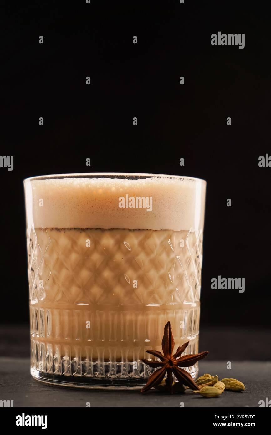 L'arrière-plan sombre amplifie la couleur brun doré du chai, ce qui en fait la pièce maîtresse. Banque D'Images