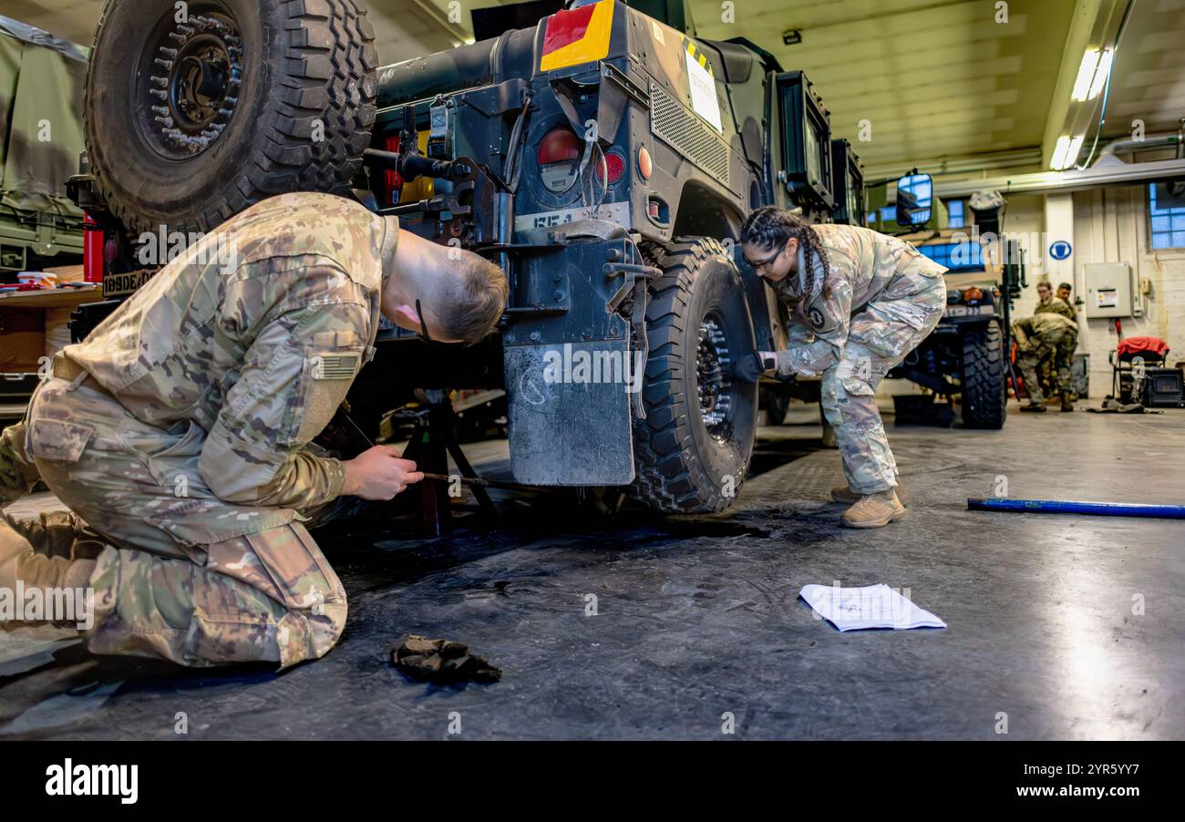 Les soldats AMÉRICAINS affectés à la 554e compagnie de police militaire, au 709e bataillon de police militaire, à la 18e brigade de police militaire, et à la 212e compagnie de police militaire, au 93e bataillon de politique militaire, à la 1re division blindée, avec trois soldats allemands de la 7e compagnie de police militaire, régiment 3 ont participé au Clifton Challenge annuel le 27 novembre 2024 sur l'USAG Stuttgart, en Allemagne. L’événement commémore la mémoire du soldat déchu, le Cpl Karen Clifton, dans une série de défis visant à tester les compétences et l’endurance de chaque équipe tout en renforçant le moral et la camaraderie. Banque D'Images