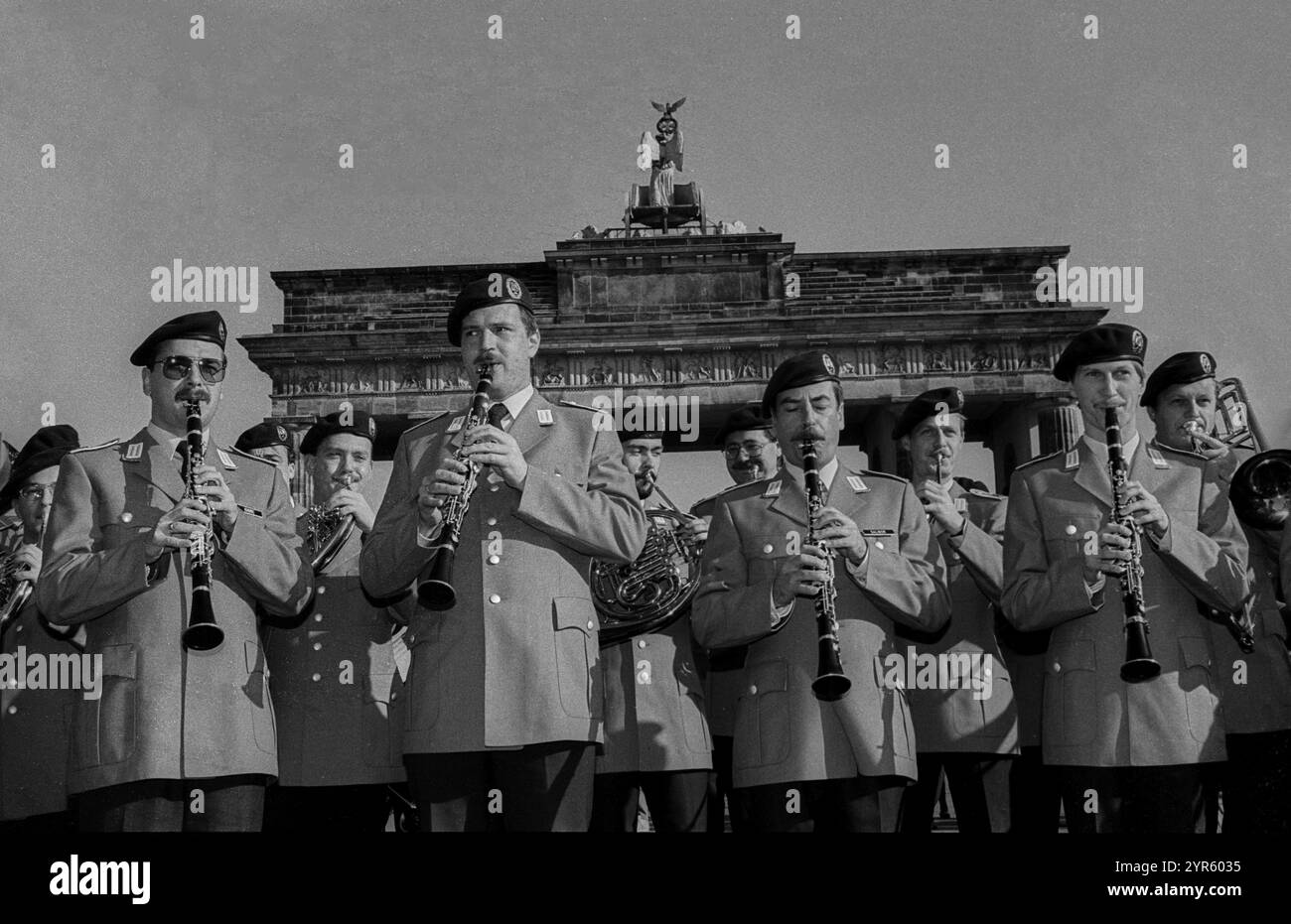 Allemagne, Berlin, 20.10.1991, orchestre militaire de la Bundeswehr devant le Tor Tor de Brandebourg, Europe Banque D'Images