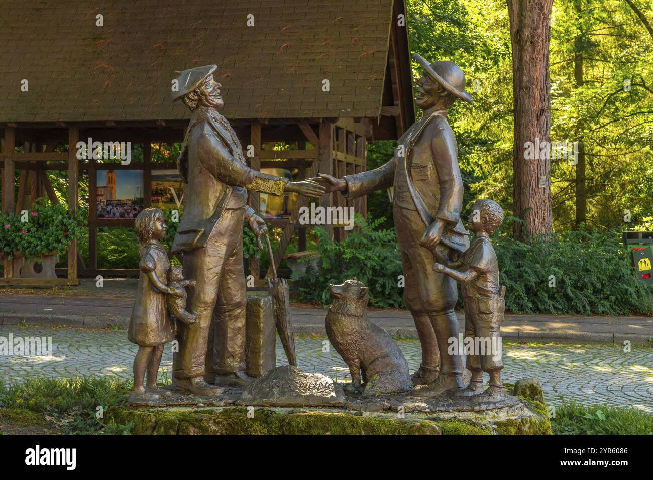 Sculpture à côté du puits d'eau dans le village médiéval de montagne de Sasbachwalden, Forêt Noire, Allemagne, Europe Banque D'Images