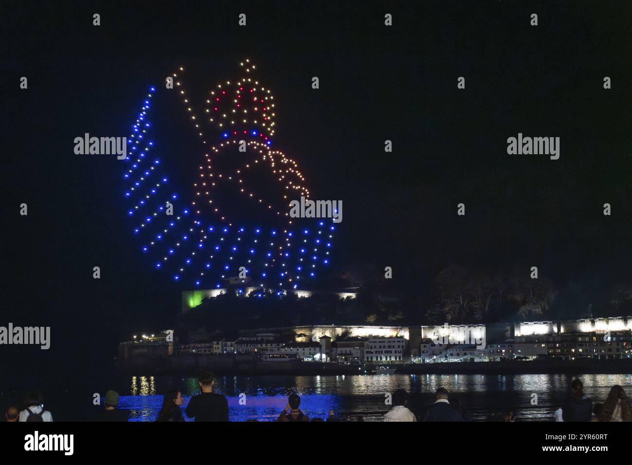 Spectacle de drones la nuit pendant l'ouverture de Noël à San Sebastian, Gipuzkoa. Ville illuminée et la figure du véritable bouclier de la Sociedad Banque D'Images