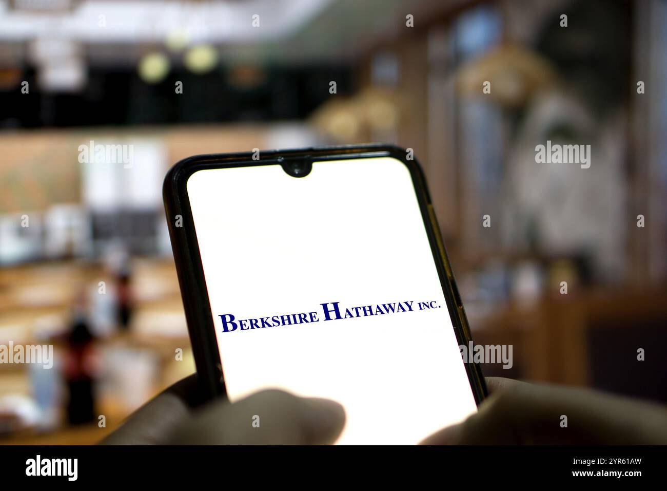 Dans cette illustration photo, le logo Berkshire Hathaway est affiché sur un écran de smartphone, Dhaka, Bangladesh 09 Sep 2024. Banque D'Images