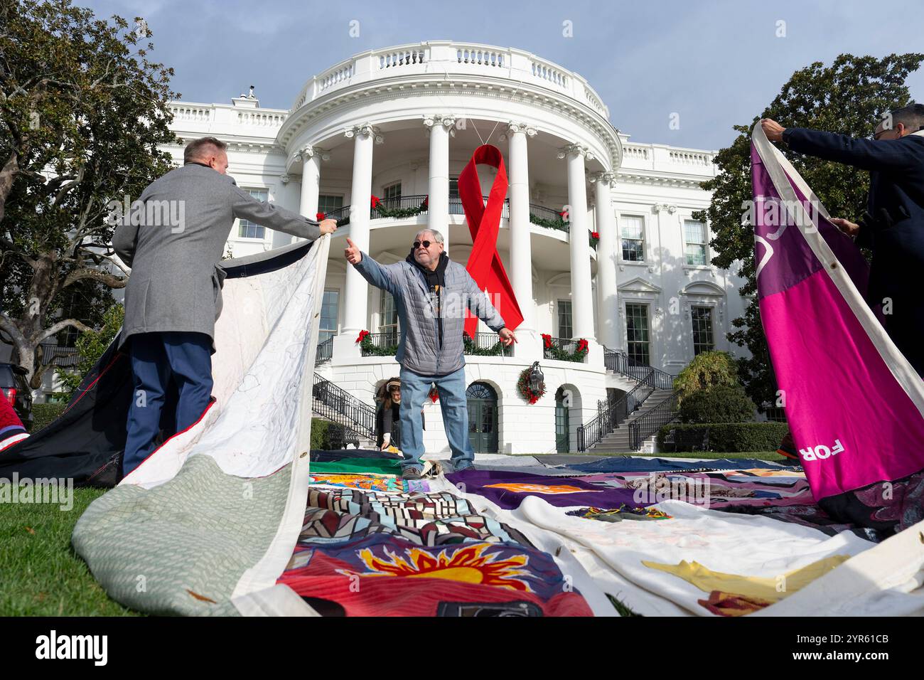 Washington, États-Unis. 1er décembre 2024. Des volontaires ont installé des sections de la courtepointe commémorative du sida sur la pelouse sud à l'occasion de la Journée mondiale du sida à la Maison Blanche, le 1er décembre 2024, à Washington, DC la courtepointe commémore les vies perdues par l'épidémie de sida et est exposée pour la première fois à la Maison Blanche. Crédit : Oliver Contreras/White House photo/Alamy Live News Banque D'Images